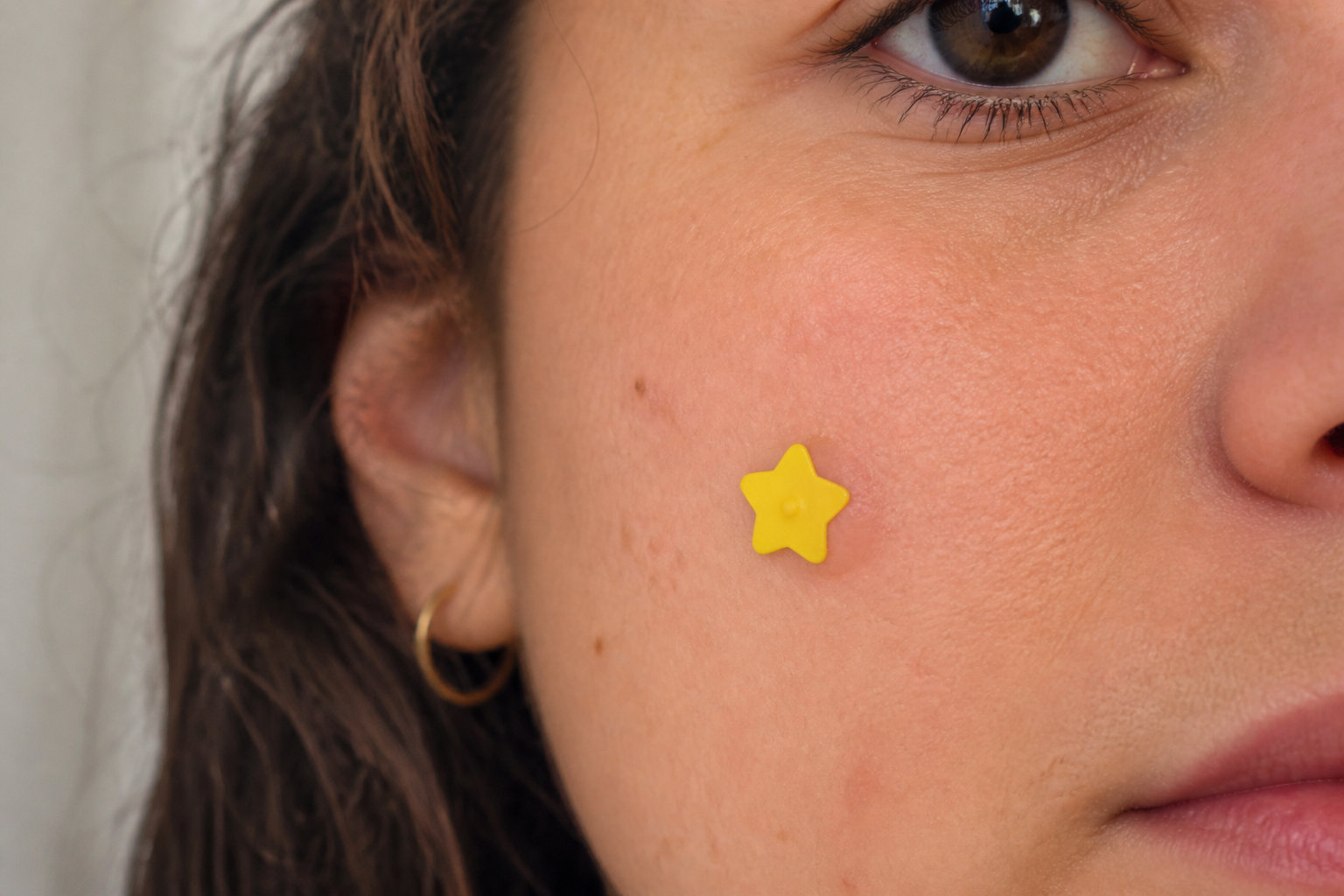 Peut-on se maquiller avec un patch bouton ?