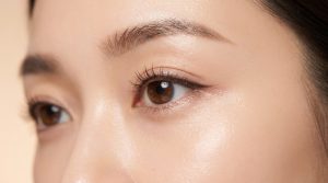 Sublimer vos yeux amande : maquillage et soins experts