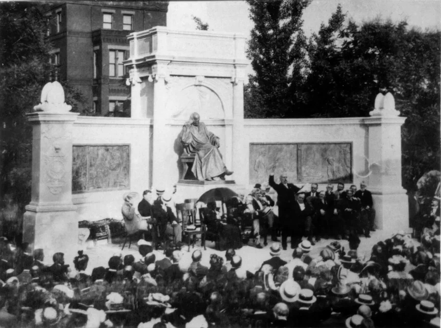 Inauguration du monument à Samuel Hahnemann, fondateur de l'homéopathie, devant une foule en 1900