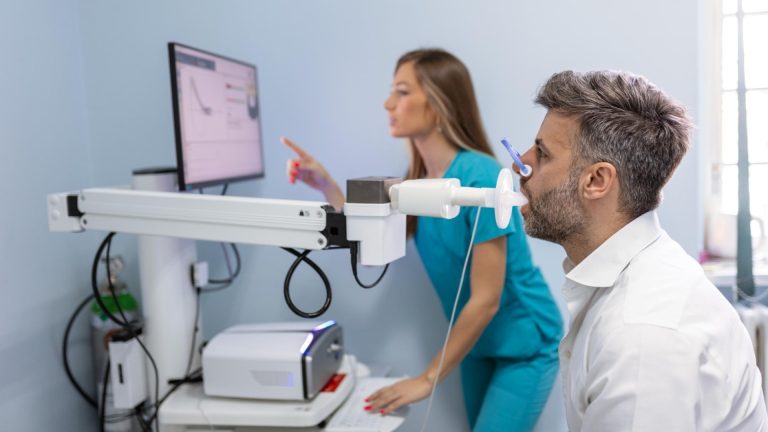 Le spiromètre, un outil central pour évaluer la fonction respiratoire en pneumologie