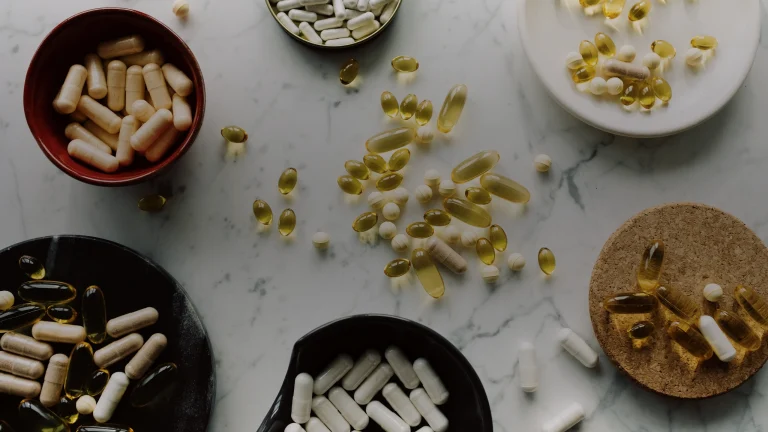 Gélules et compléments alimentaires sur une table