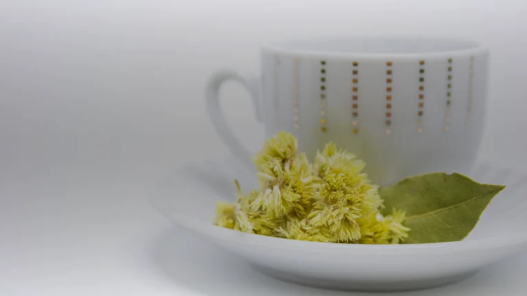 Une tasse de tisane aux fleurs séchées