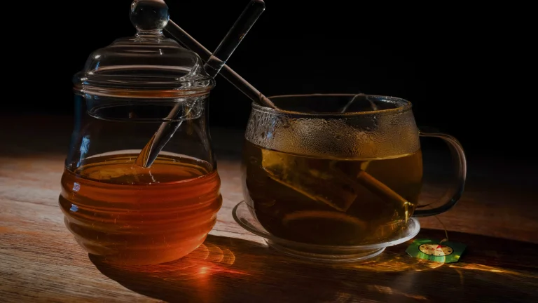 Tisane chaude et miel, gestes simples contre la toux