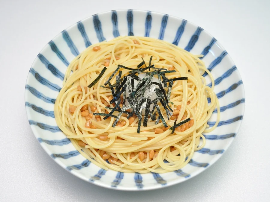 Assiette de spaghetti au natto, soja fermenté riche en vitamine K2